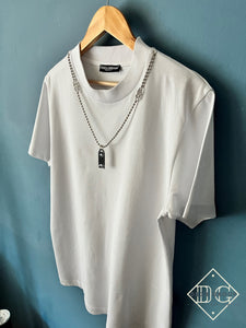 D&G " Logo Dog Tag " T-Shirt styled in White for Fall&Winter 2023